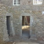 Création d'ouverture dans des murs en pierres.