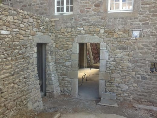 Création d'ouverture dans des murs en pierres.