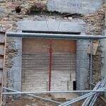 réalisation d'une ouverture de baie avec demi coffre tunnel poteaux et linteau béton avec effet pierres