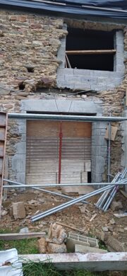 réalisation d'une ouverture de baie avec demi coffre tunnel poteaux et linteau béton avec effet pierres