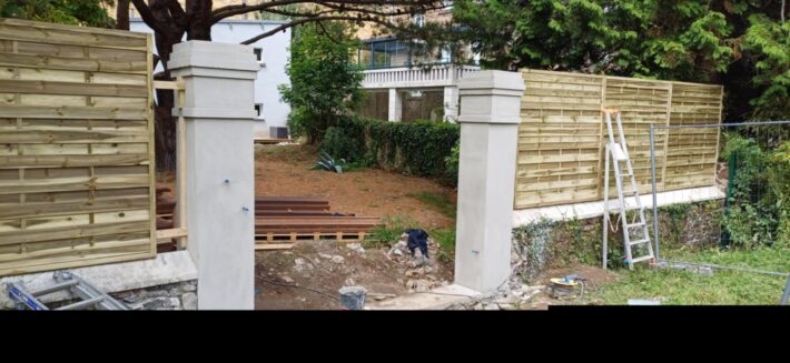 collage de poteaux avec moulure pour réalisation dune entrée