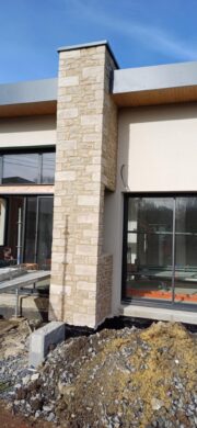 L.S.Renov pose de pierre de parement sur barbecue